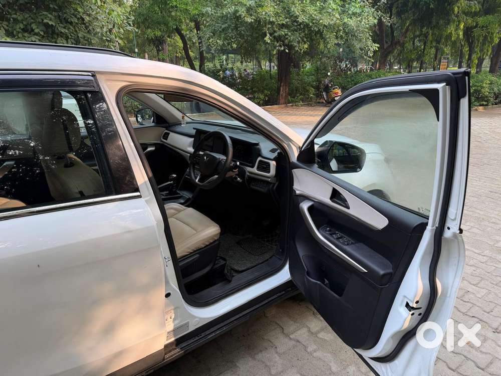 Mahindra Xuv700 Mx Petrol Mt 5 Str (e), 2022, Petrol