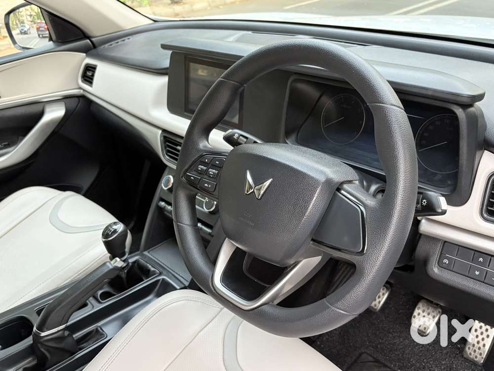 Mahindra Xuv700 2.0 Mx Petrol Mt 5 Str, 2022, Petrol