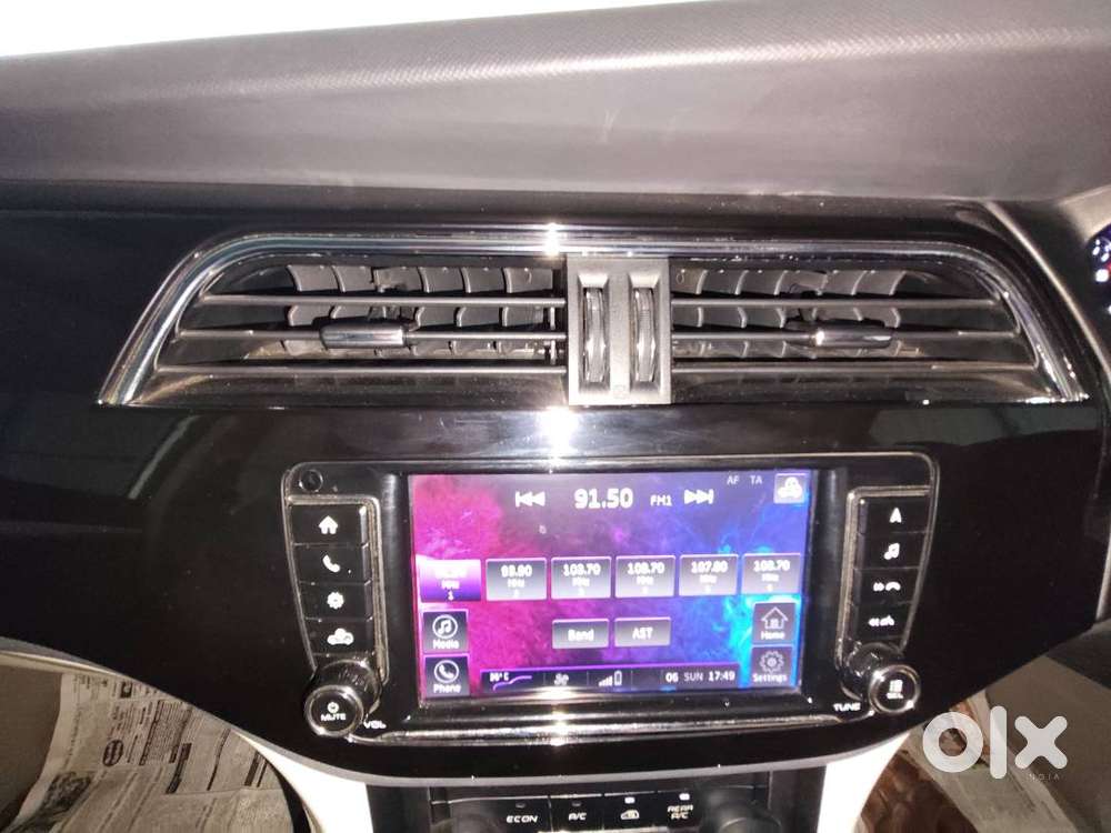 Mahindra Marazzo M6 2019 (pearl White)