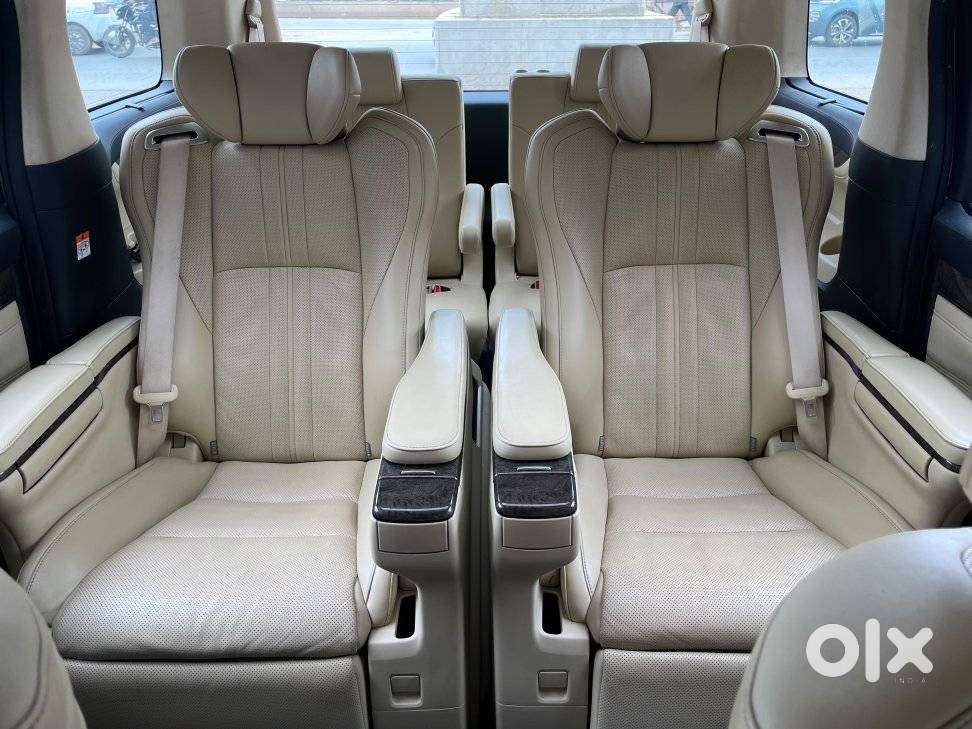 Toyota Vellfire 2.5 Executive Lounge, 2022, Petrol
