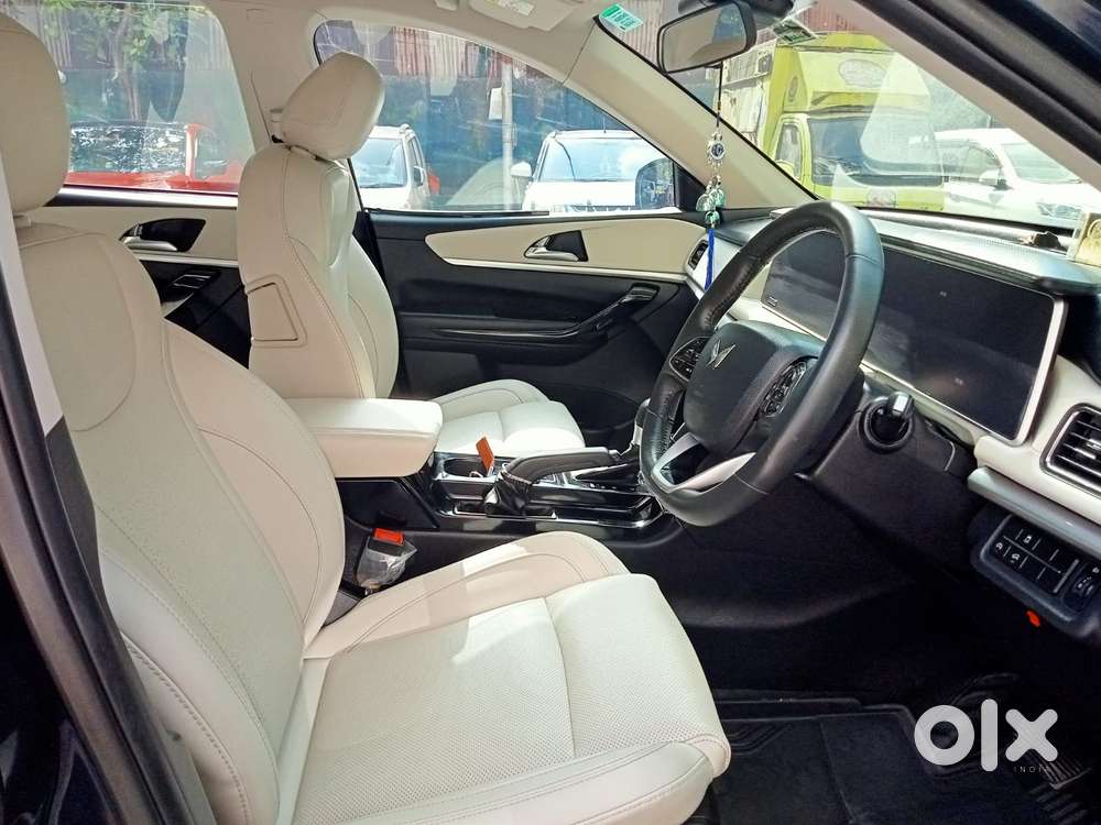 Mahindra Xuv700 2.0 Ax 7 Petrol At Str, 2025, Petrol