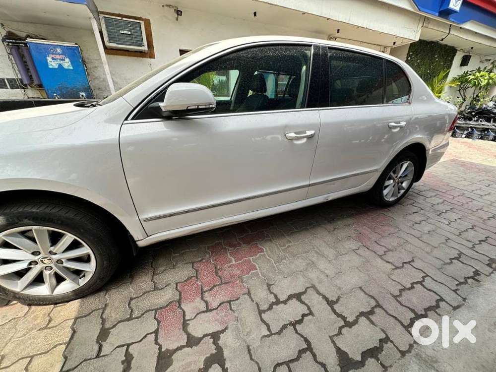 Skoda Superb 2015 Petrol 95000 Km Driven