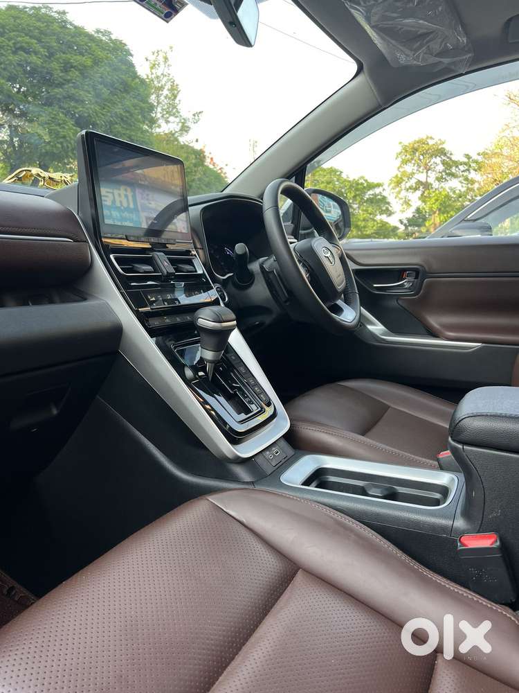 Toyota Innova Hycross 2.0 Vx (o) Hybrid 7 Str, 2025, Petrol