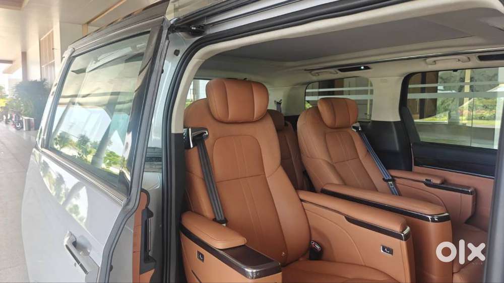 2026 Mg M9 Presidential Limo Ev – Grey