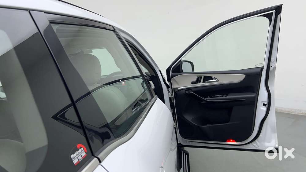 Mahindra Xuv700 2.0 Ax 7 Petrol At Str, 2024, Petrol