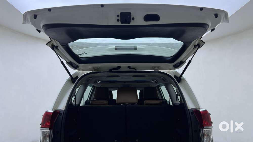Toyota Innova Crysta 2.8 Zx At 7 Seater, 2016, Diesel