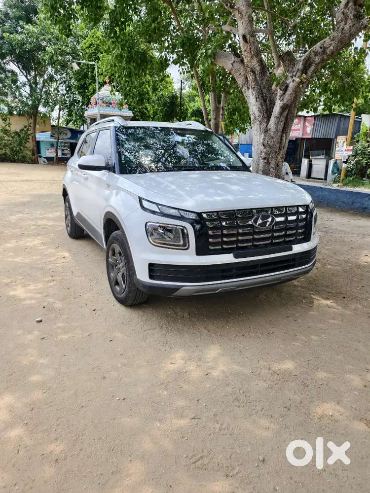 Hyundai Venue 1.2 Petrol (top-end Feel At Base Price)
7000 Km Only