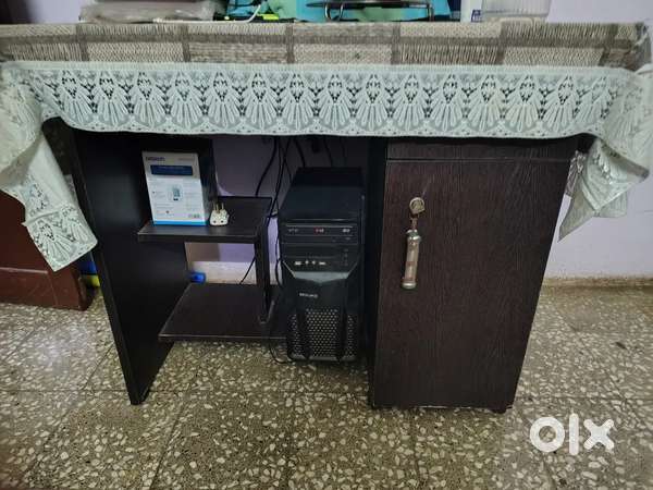 Computer and computer table