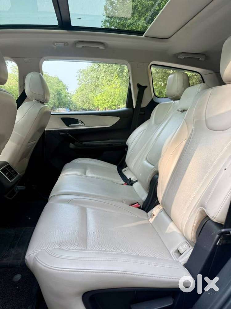 Mahindra Xuv700 2.0 Ax 7 Petrol Mt Str, 2022, Petrol