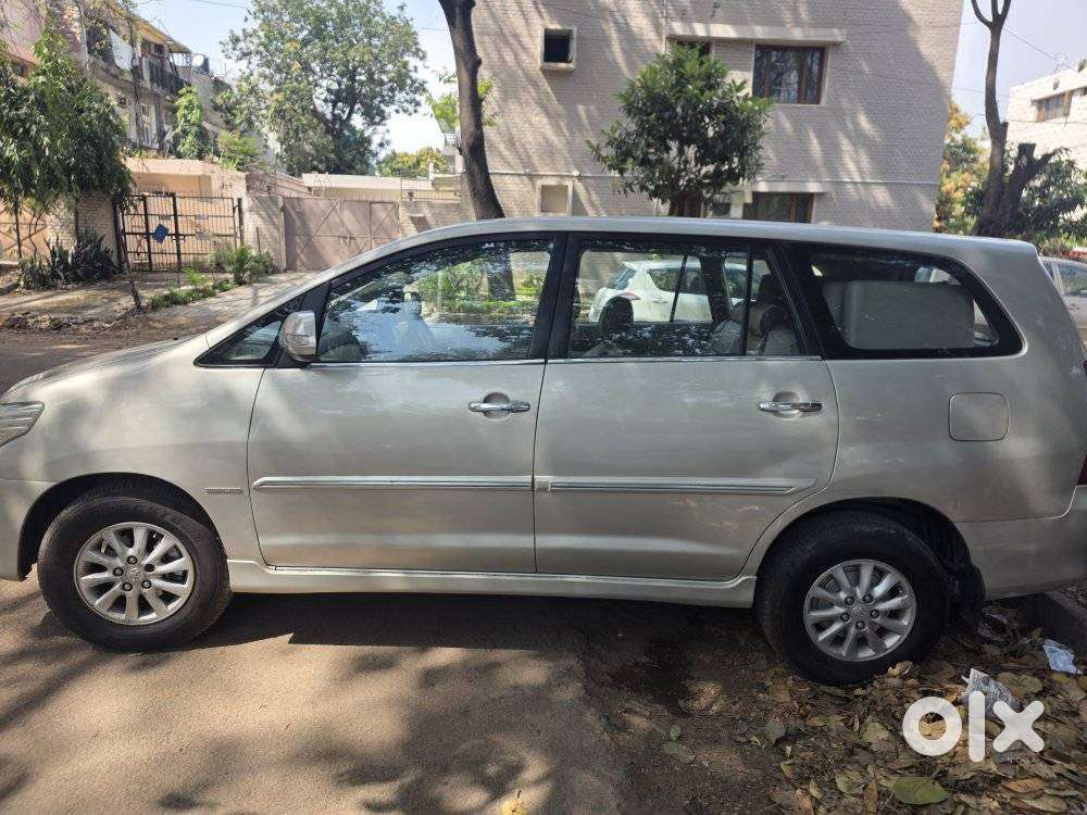 Toyota Innova 2.5 V 8 Str, 2012, Diesel