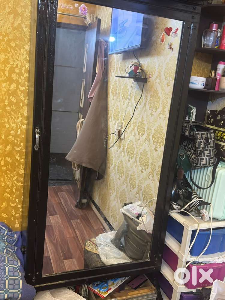 Dressing table with glass and almira