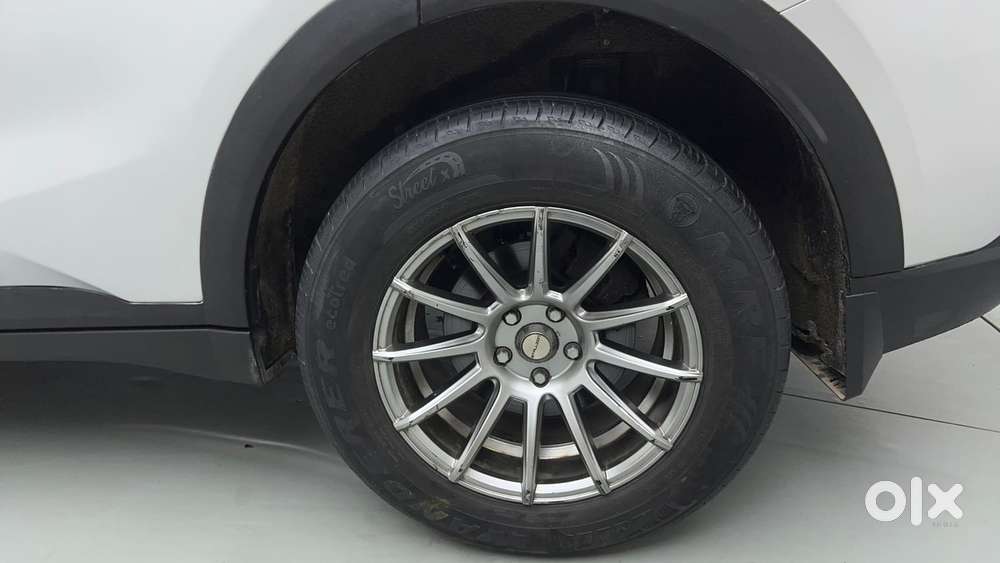 Mahindra Xuv700 2.0 Ax 3 Petrol At 5 Str, 2022, Petrol