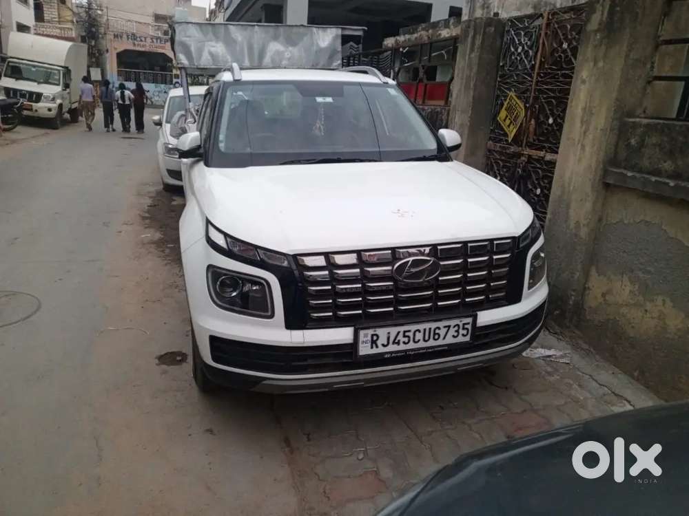 Hyundai Venue 2022 Petrol 23000 Km Driven