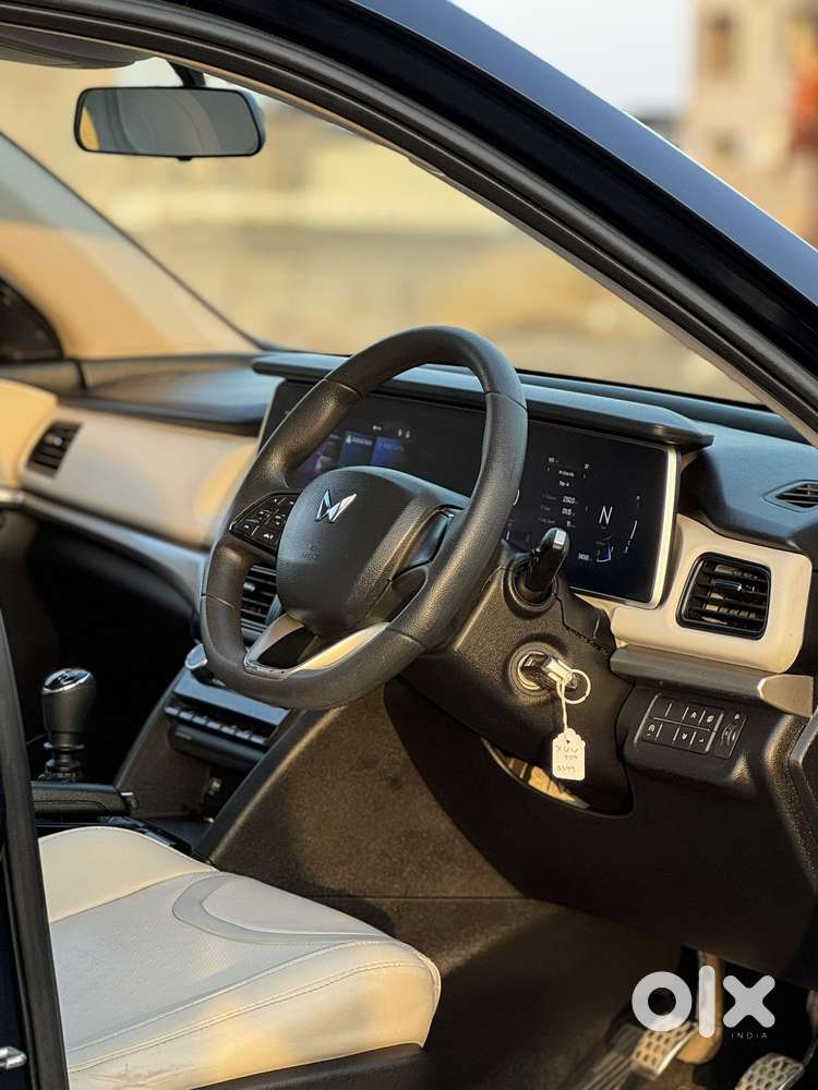 Mahindra Xuv700 Ax 5 Petrol Mt Str (e), 2022, Petrol