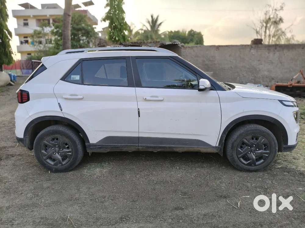 Hyundai Venue 2025 Petrol 15500 Km Driven
