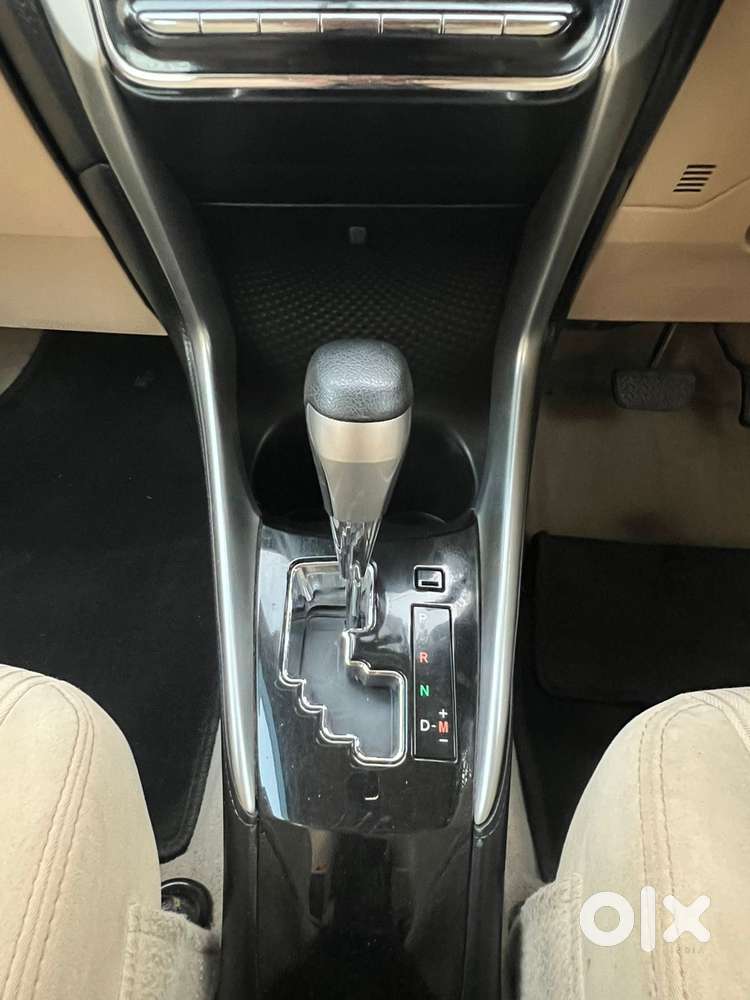 Toyota Yaris V Cvt, 2018, Petrol