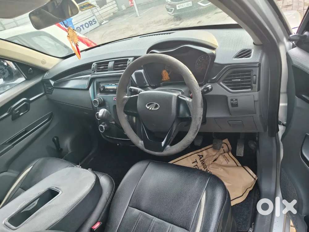 Kuv 100 Petrol Original Pent Suv Car 6 Seats