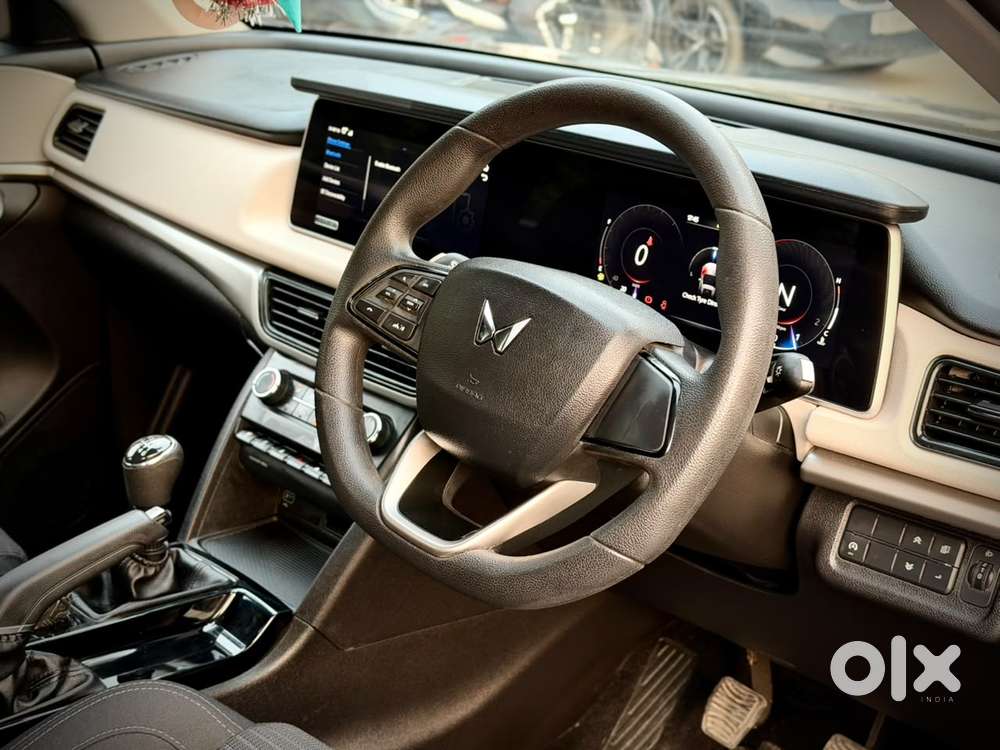 Mahindra Xuv700 Ax 5 Petrol Mt 7 Str (e), 2024