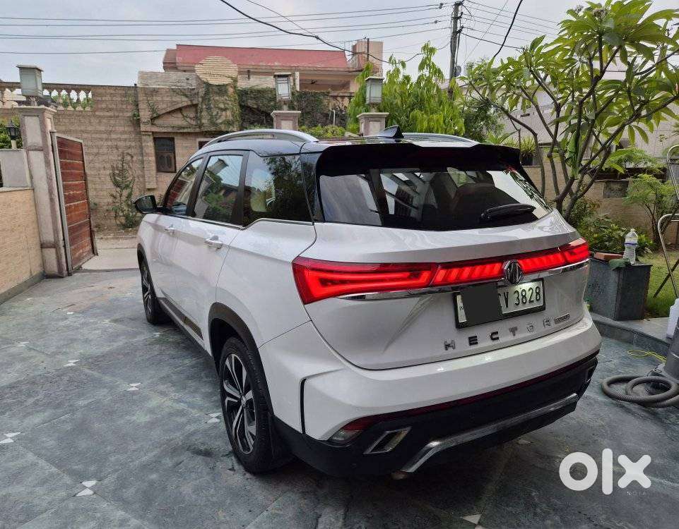 Mg Hector Plus Sharp Pro 1.5 Turbo Petrol  Cvt 7 Str Dual Tone, 2023..
