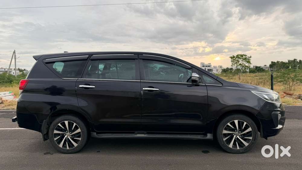 Toyota Innova Crysta 2.4 Z Automatic &ndash; 2022 | Sparkling Black Pearl