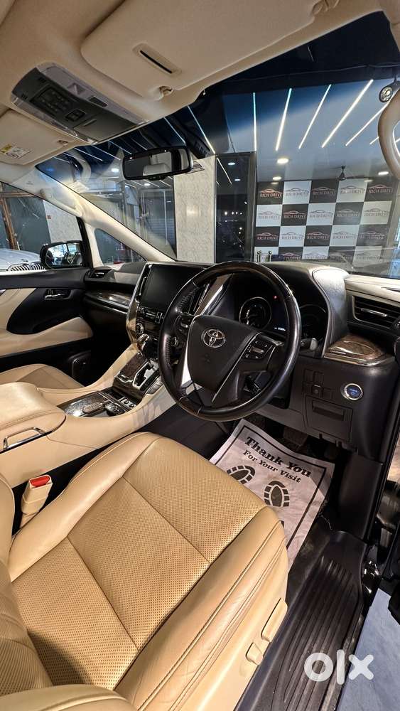Toyota Vellfire 2.5 Executive Lounge, 2023, Petrol
