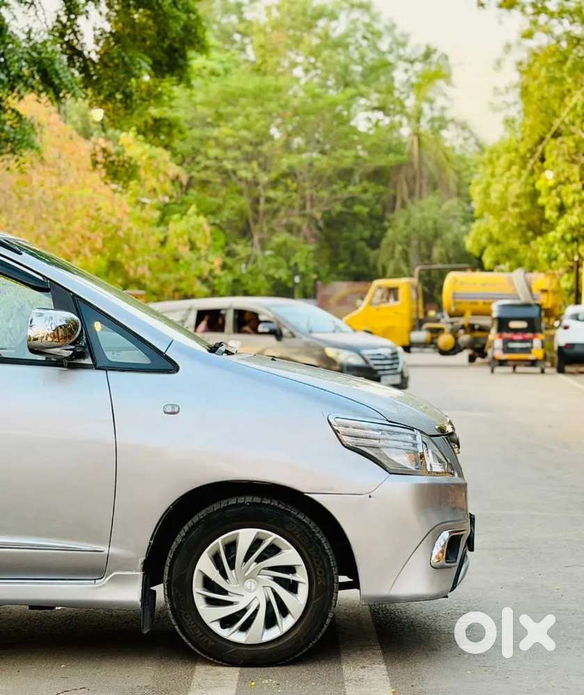 Brand: Toyota 
Model : Innova 2.5g 8seater

Fuel : Deisel :