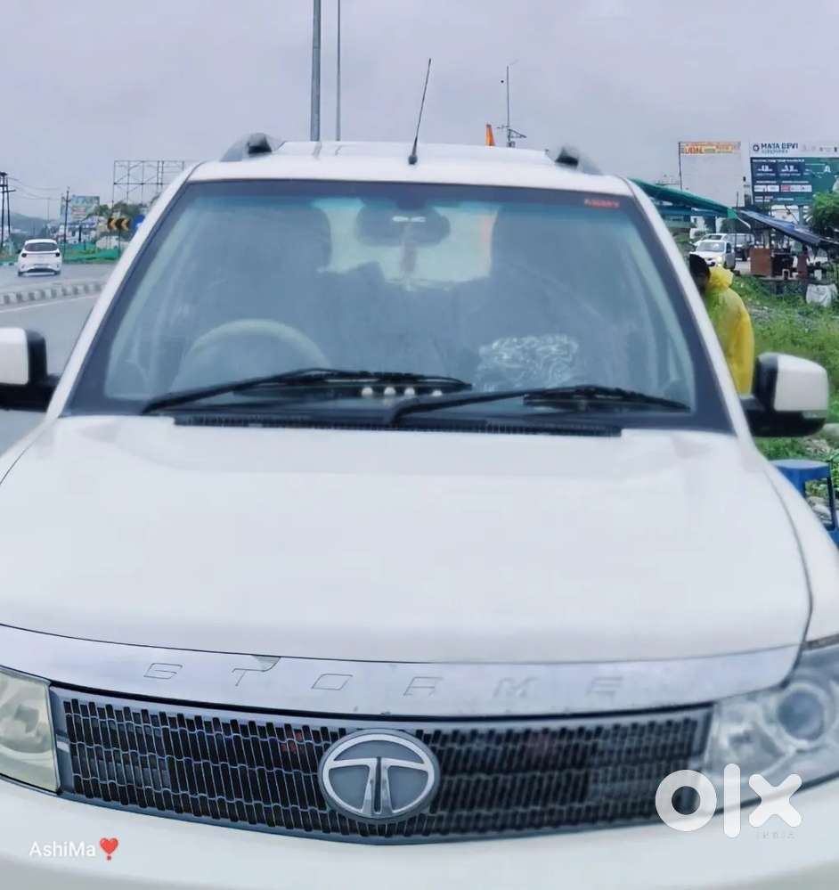 Tata Safari Storme 2015