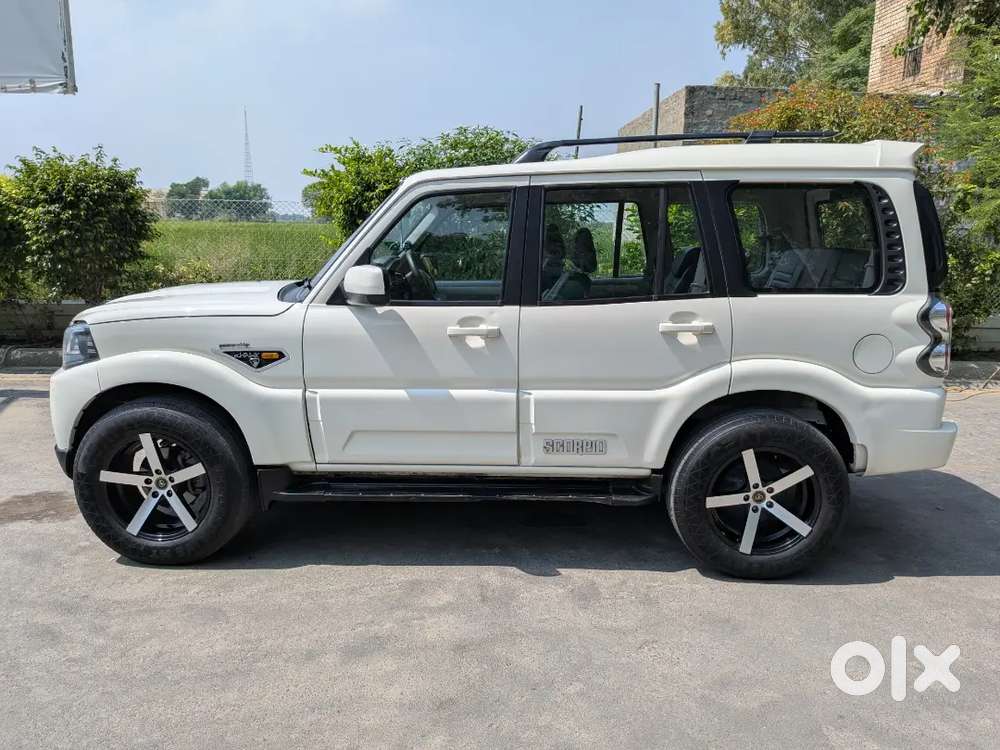 Mahindra Scorpio S10. Hybrid 2017