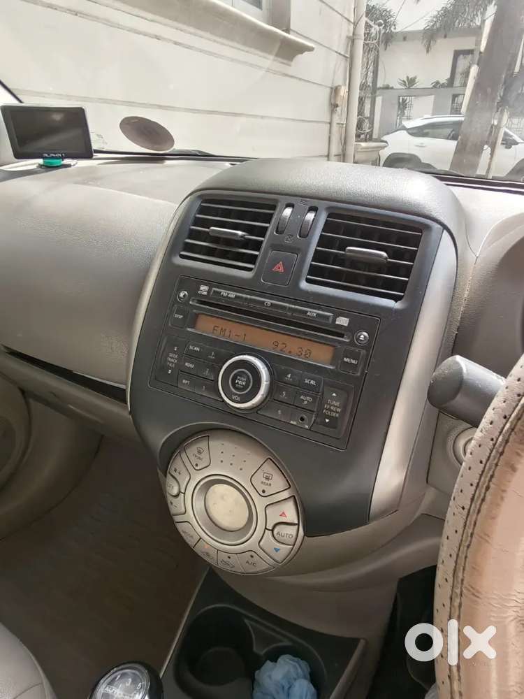 Nissan Sunny 2012