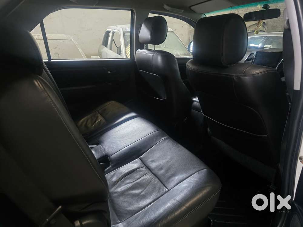 Black Alloys Toyota Fortuner Diesel 2015