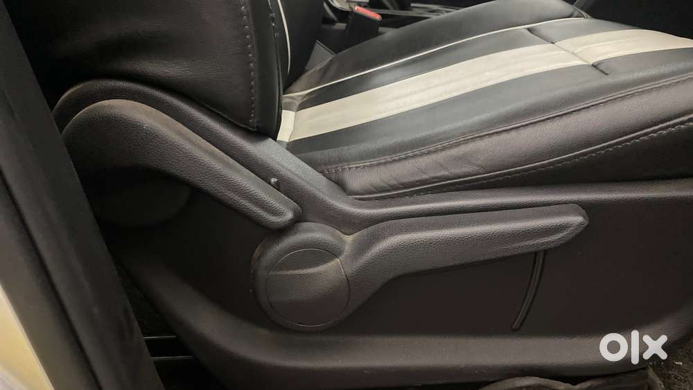 Mahindra Xuv700 2.0 Ax 5 Petrol Mt Str, 2022, Petrol