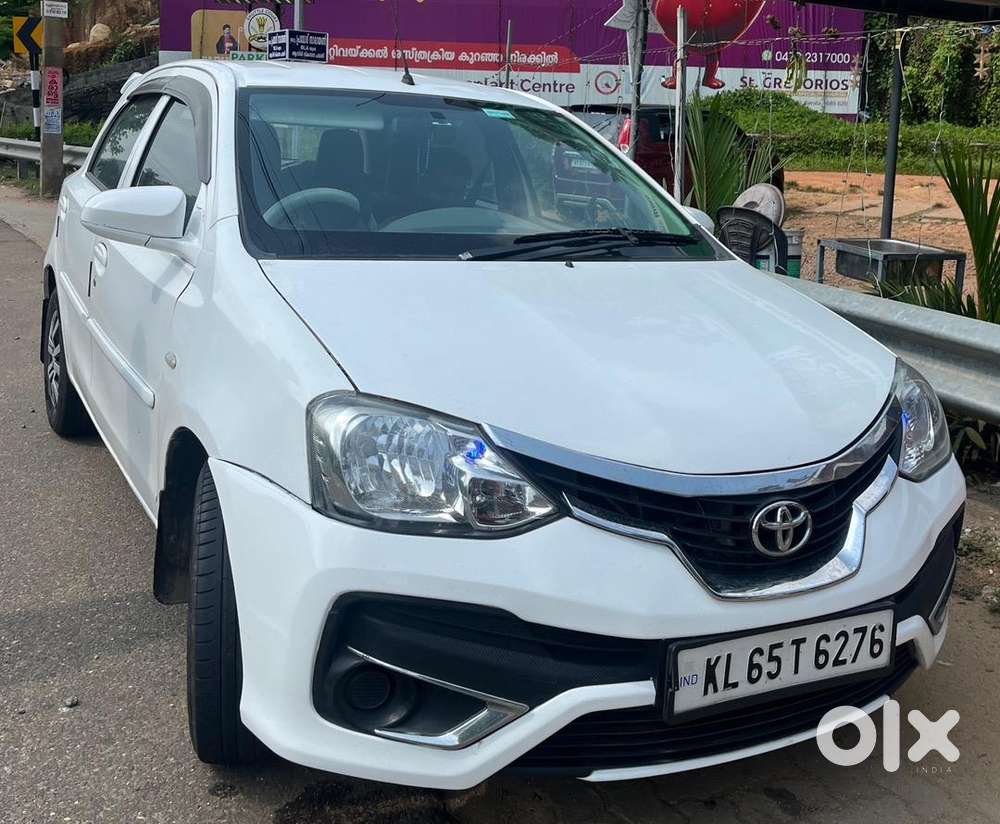 White Manual Etios Liva