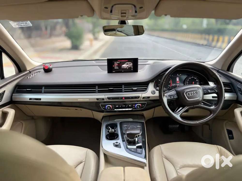Black Colour Audi Q7 Technology