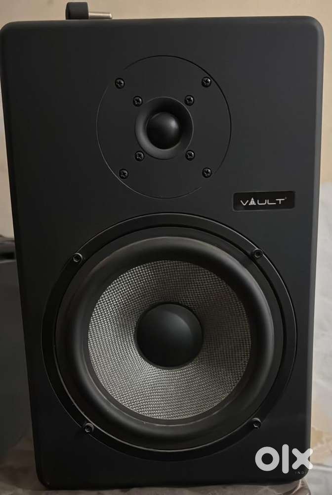 Studio monitor vault C8