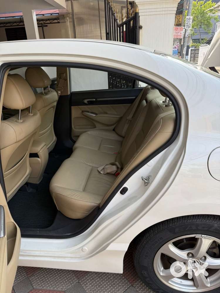 White Honda Civic. 1.8l Mt. 2010.