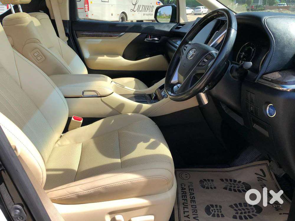 Toyota Vellfire 2.5 Executive Lounge, 2023, Cng & Hybrids