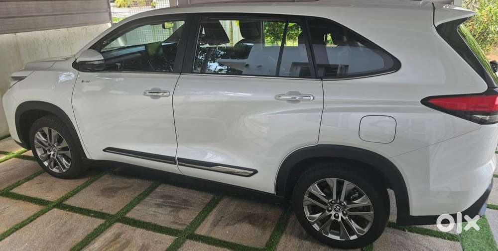 Toyota Innova Hycross 2.0 Zx (o) Hybrid 7 Str, 2025, Petrol