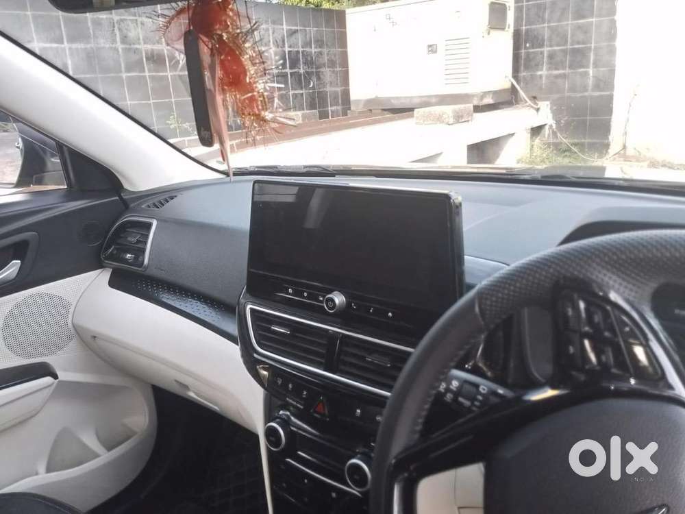Mahindra Xuv 3xo 2025 Petrol Well Maintained