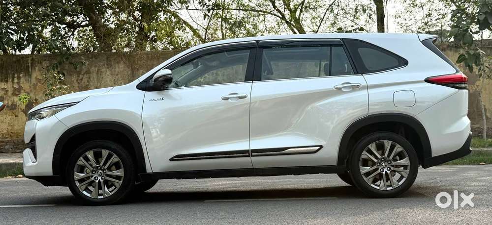 Toyota Innova Hycross 2.0 Zx (o) Hybrid 7 Str, 2025, Petrol