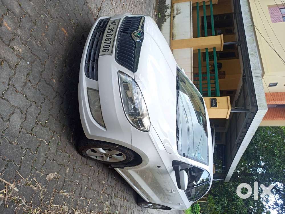 Skoda Rapid Elegance 1.6 Mpi At Petrol 2012  - 47800 Kms.