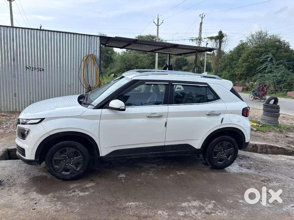 Hyundai Venue 2023 Petrol 50700 Km Driven
