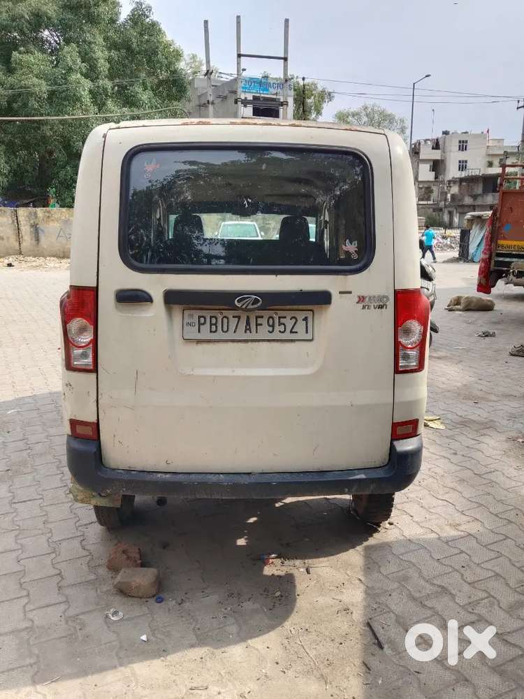 Mahindera Maximo School Van Model 2013 Private Number