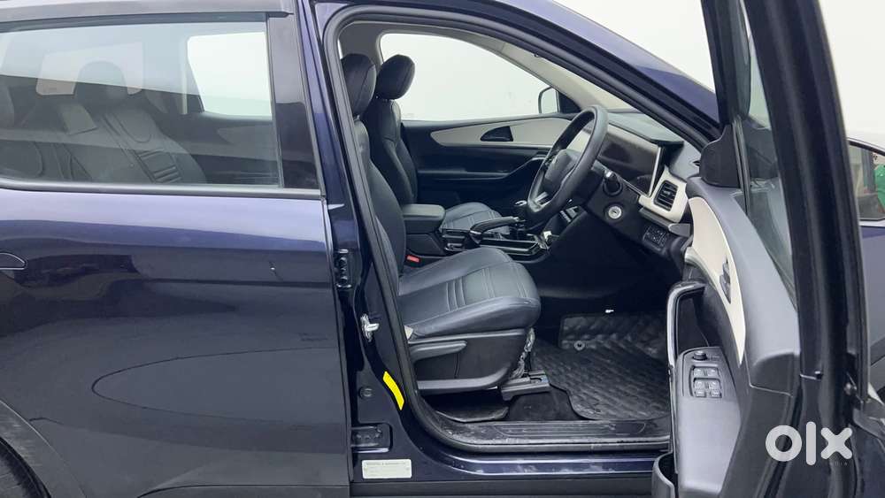 Mahindra Xuv700 2.0 Ax 5 Petrol Mt Str, 2023, Petrol