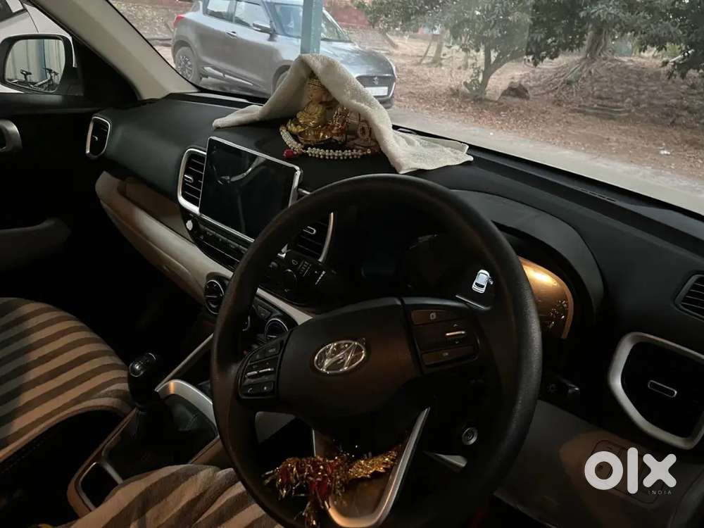 Hyundai Venue 2024 Petrol Well Maintained