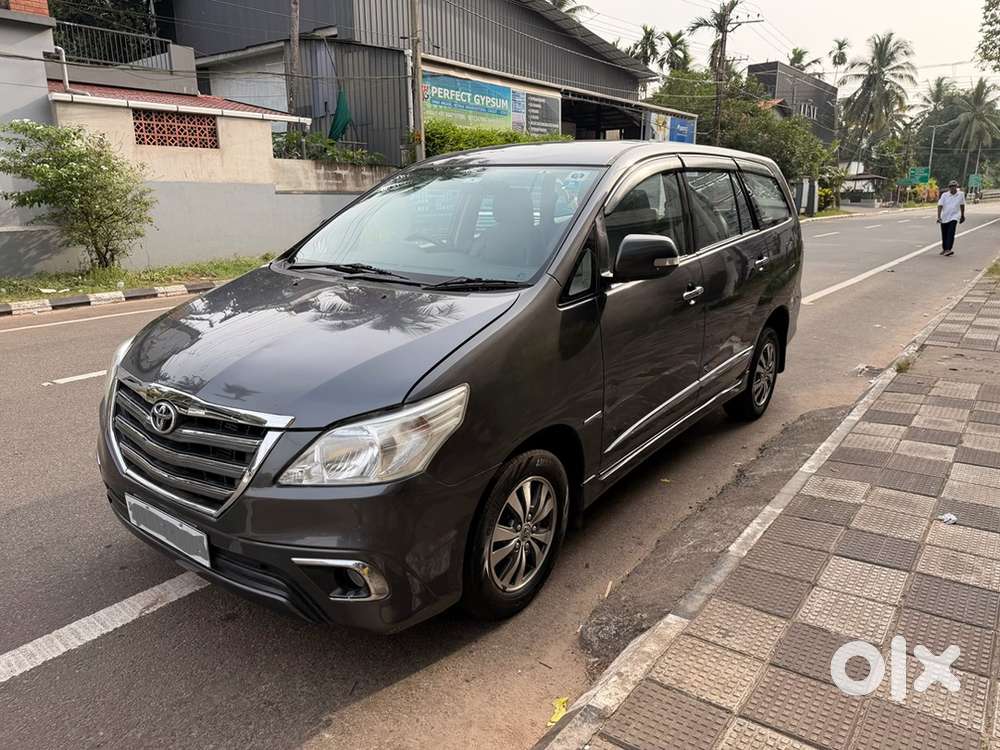 Toyota Innova 2.5 V / 7 Str/ 2015 Model/ 2016 Registration/ Hr Number