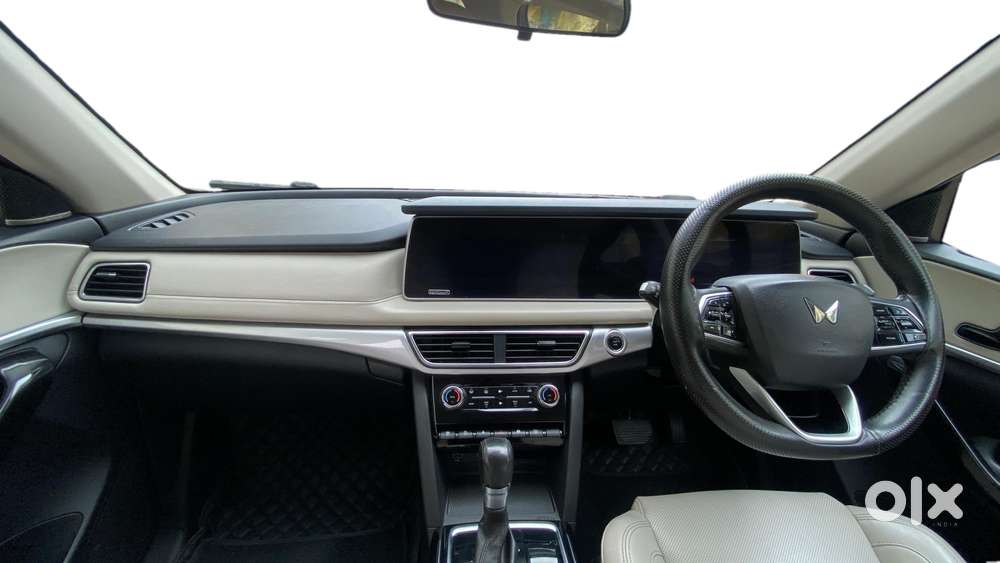 Mahindra Xuv700 2.0 Ax 7 Petrol Mt Str, 2021, Petrol