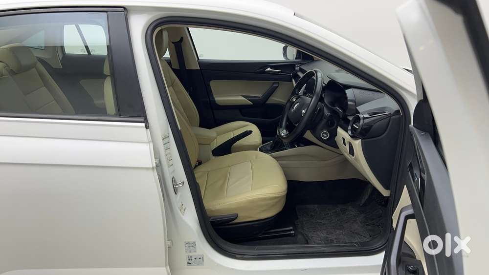 Skoda Slavia Ambition 1.0l Tsi At, 2022, Petrol