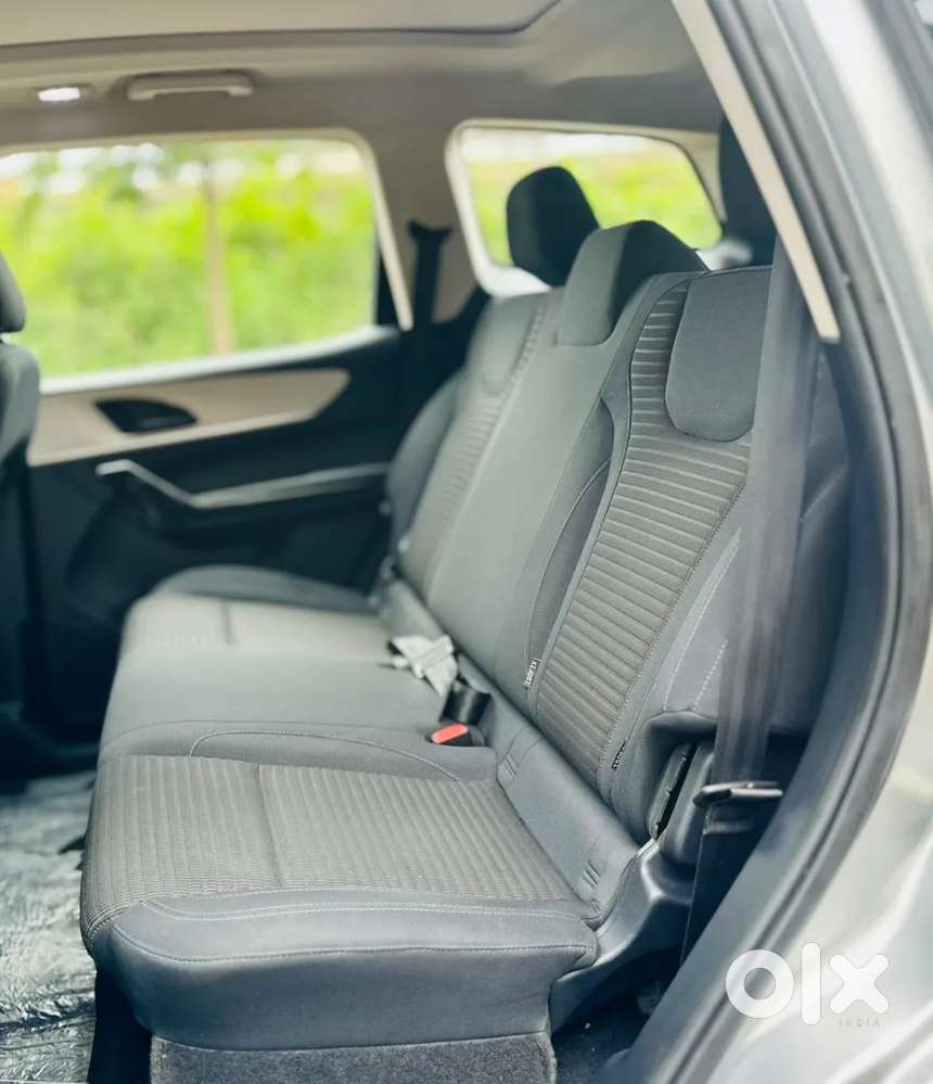 Mahindra Xuv700 2.0 Ax 5 Petrol Mt Str, 2021, Petrol