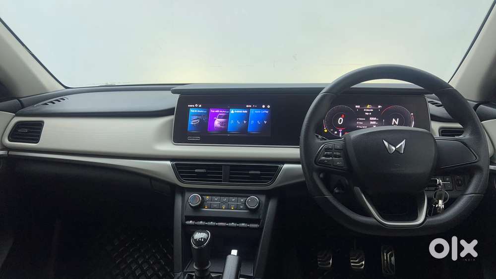 Mahindra Xuv700 2.0 Ax 5 Petrol Mt 7 Str, 2022, Petrol