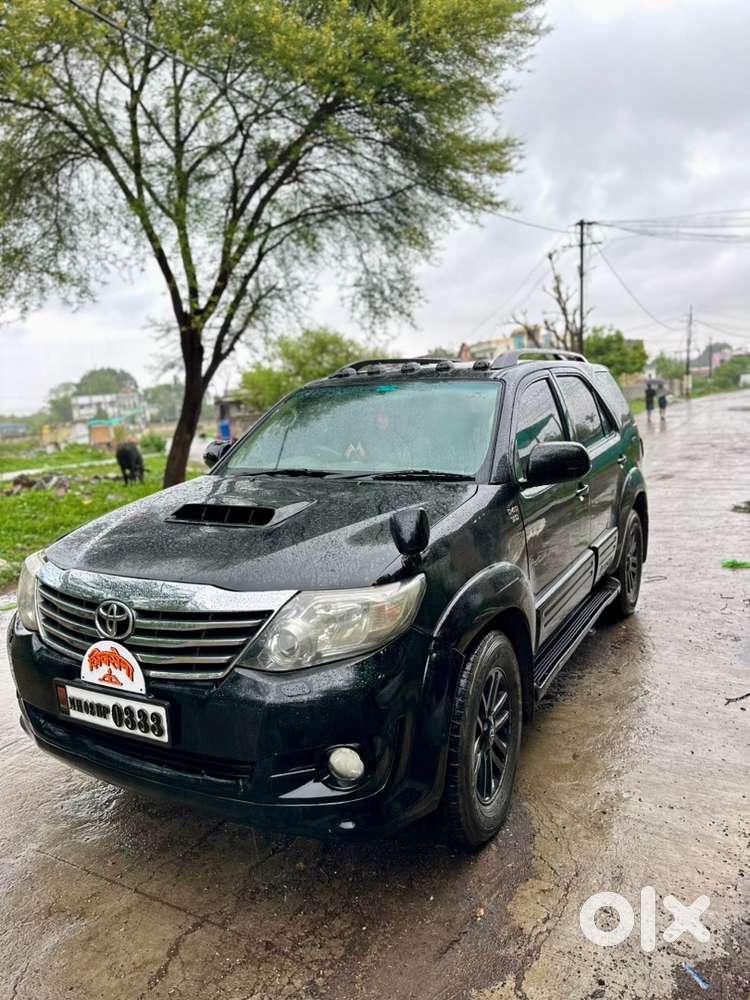 Black Toyota Fortuner 4x4
